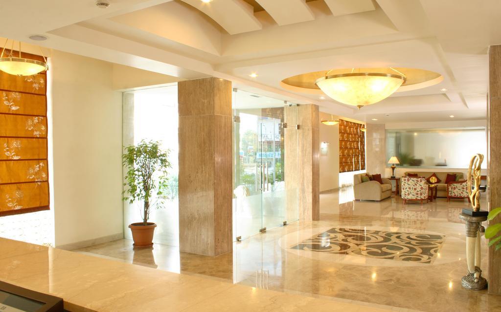 Hampshire Plaza Hotel Hyderabad Bagian luar foto