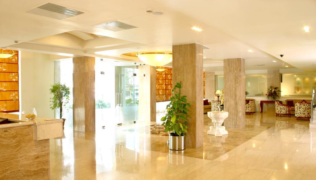 Hampshire Plaza Hotel Hyderabad Bagian luar foto