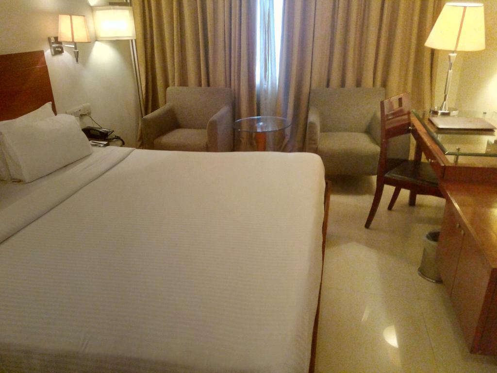 Hampshire Plaza Hotel Hyderabad Bagian luar foto