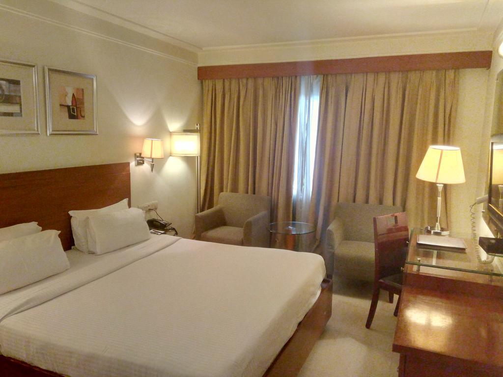 Hampshire Plaza Hotel Hyderabad Bagian luar foto