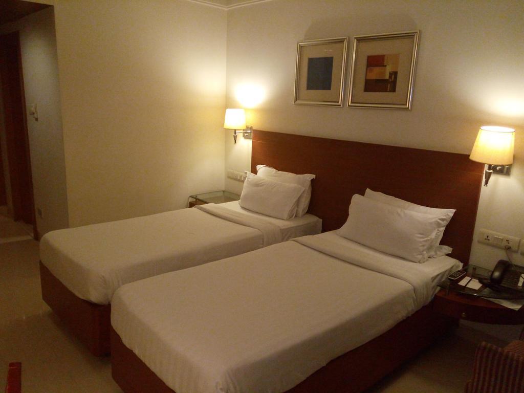Hampshire Plaza Hotel Hyderabad Bagian luar foto