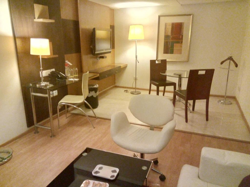 Hampshire Plaza Hotel Hyderabad Bagian luar foto