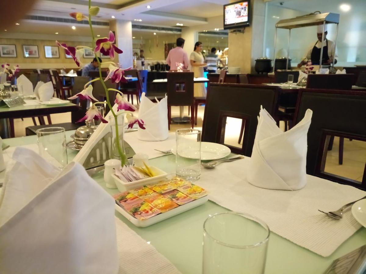 Hampshire Plaza Hotel Hyderabad Bagian luar foto