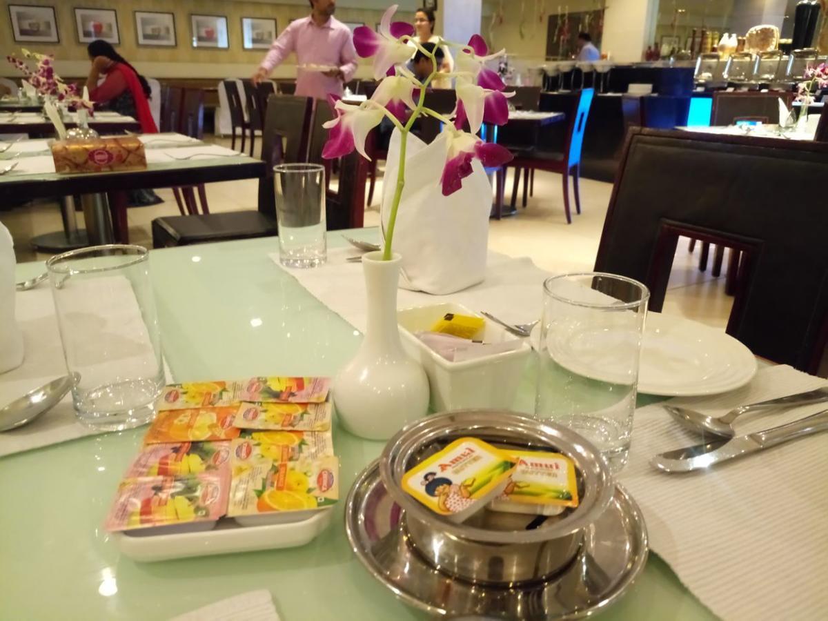 Hampshire Plaza Hotel Hyderabad Bagian luar foto