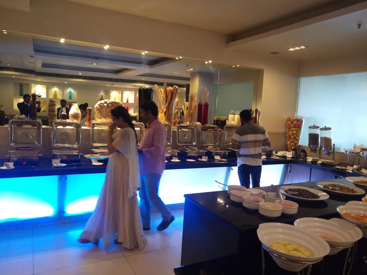 Hampshire Plaza Hotel Hyderabad Bagian luar foto