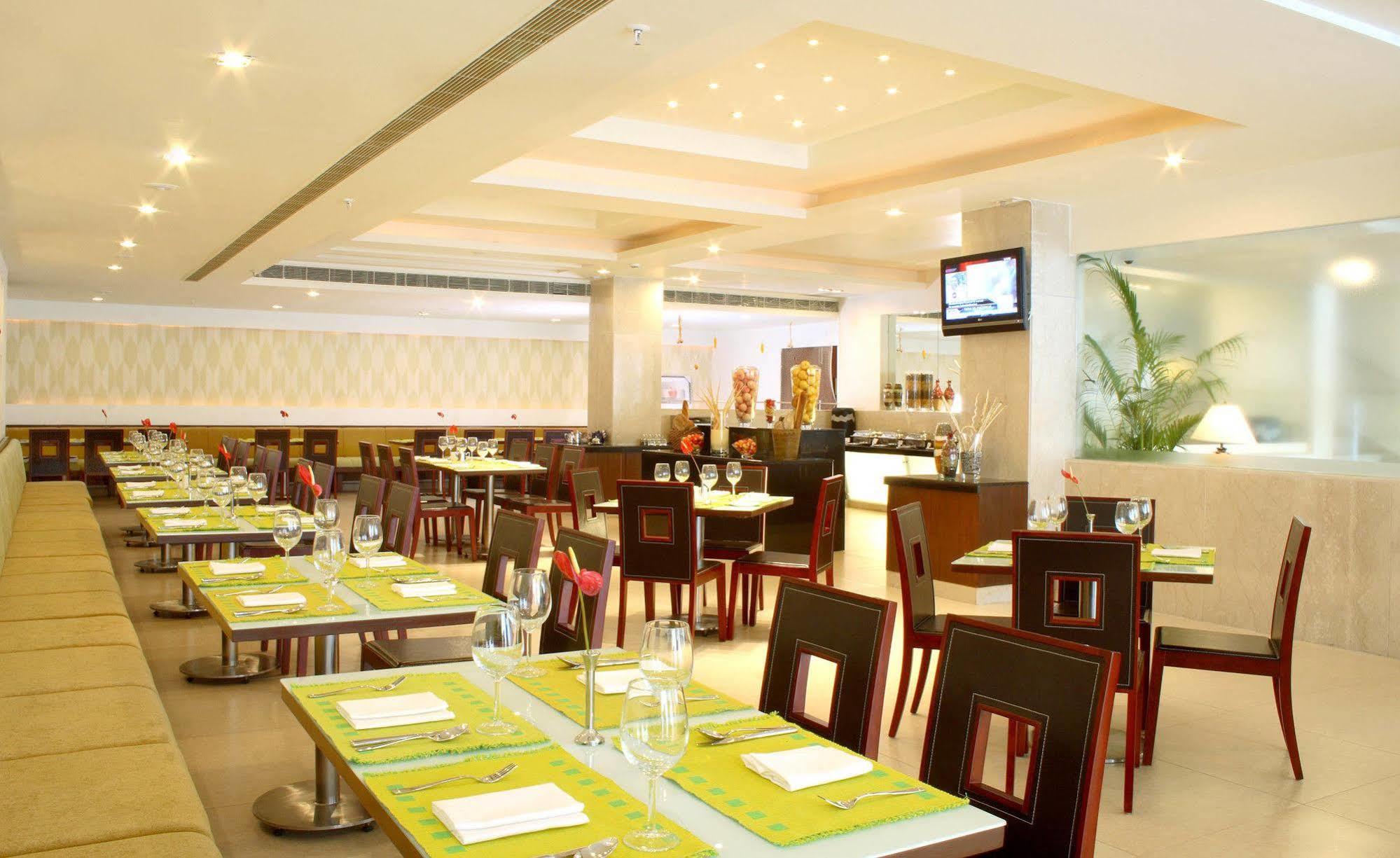 Hampshire Plaza Hotel Hyderabad Bagian luar foto