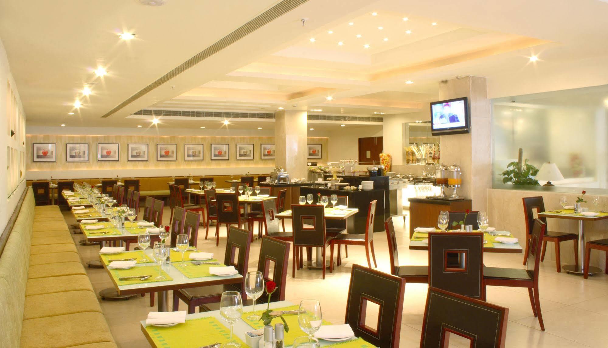Hampshire Plaza Hotel Hyderabad Bagian luar foto