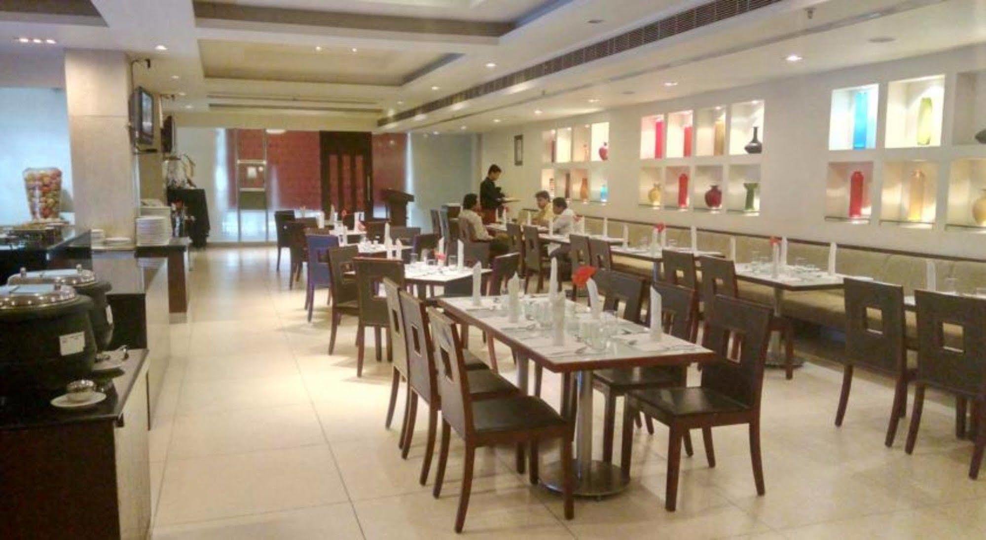 Hampshire Plaza Hotel Hyderabad Bagian luar foto