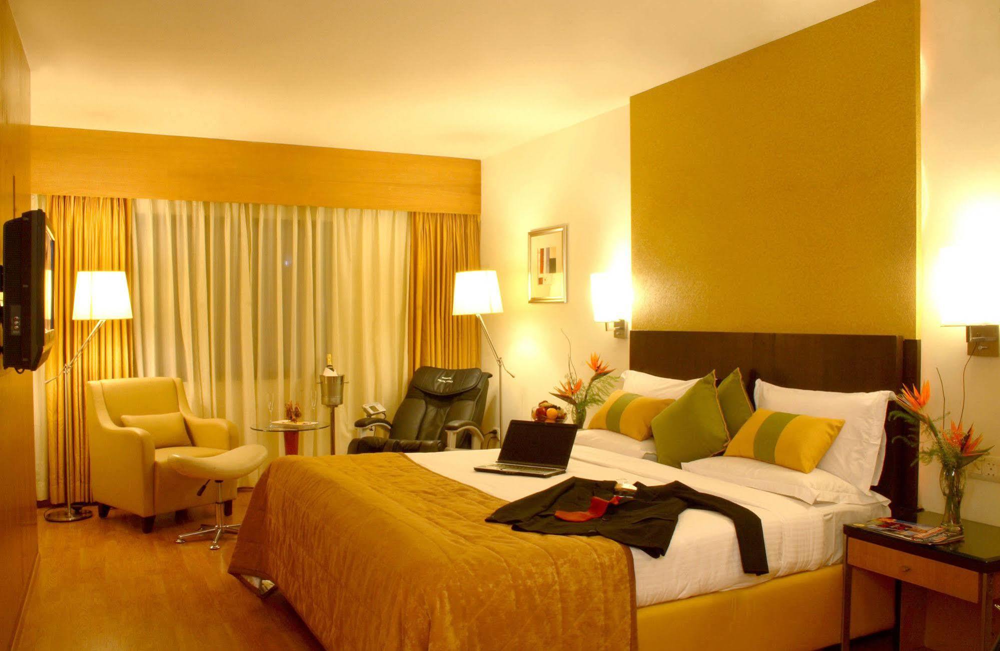 Hampshire Plaza Hotel Hyderabad Bagian luar foto